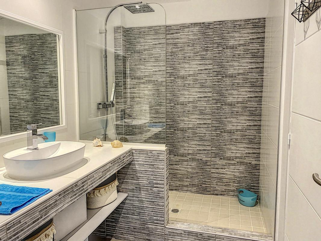 A louer appartement Front de mer BO Saint Martin-salle de douche-16